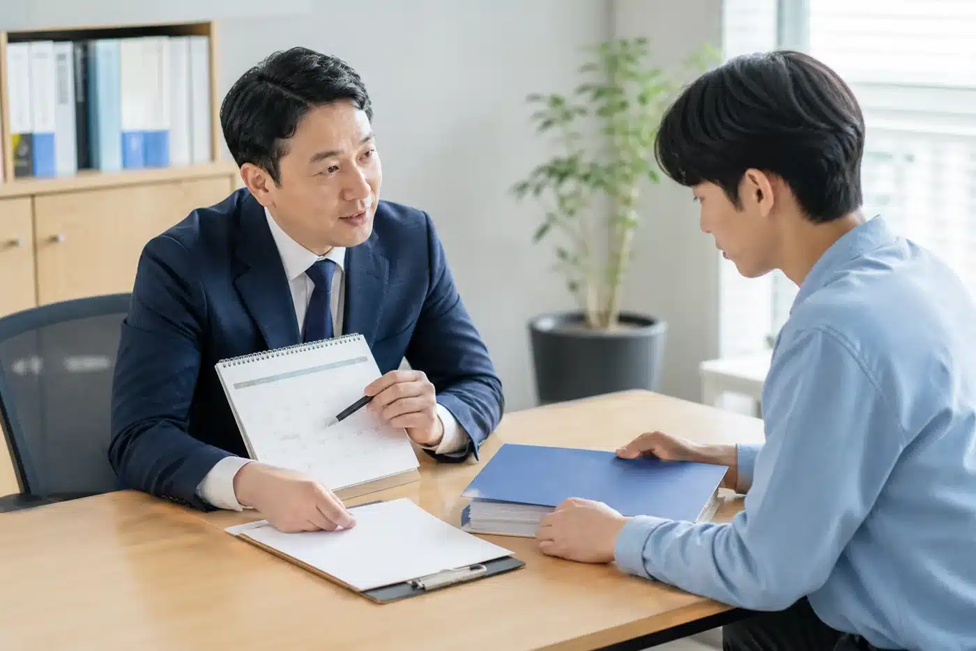 퇴직금 14일 지급기한과 지연이자를 상담하는 퇴직자